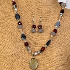 📿Beaded necklace & earring set.